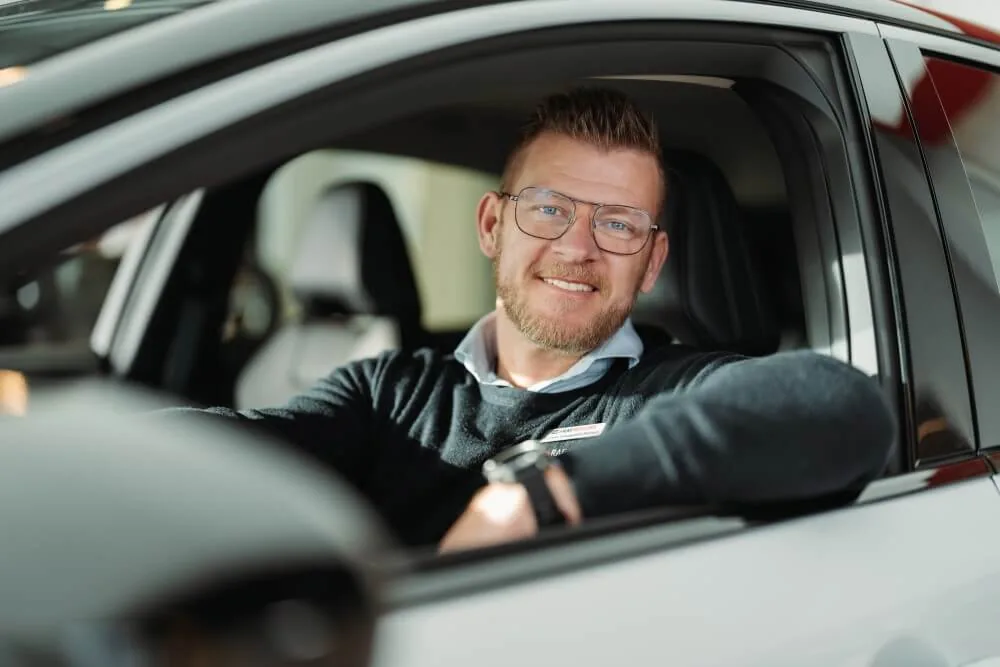 Ejeren af RAF Motors bag rattet