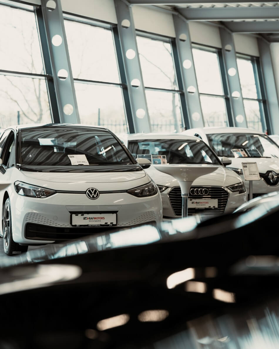 Nutidigt showroomfoto fra RAF Motors’ egen hjemmeside, illustrerer bilhusets udvikling