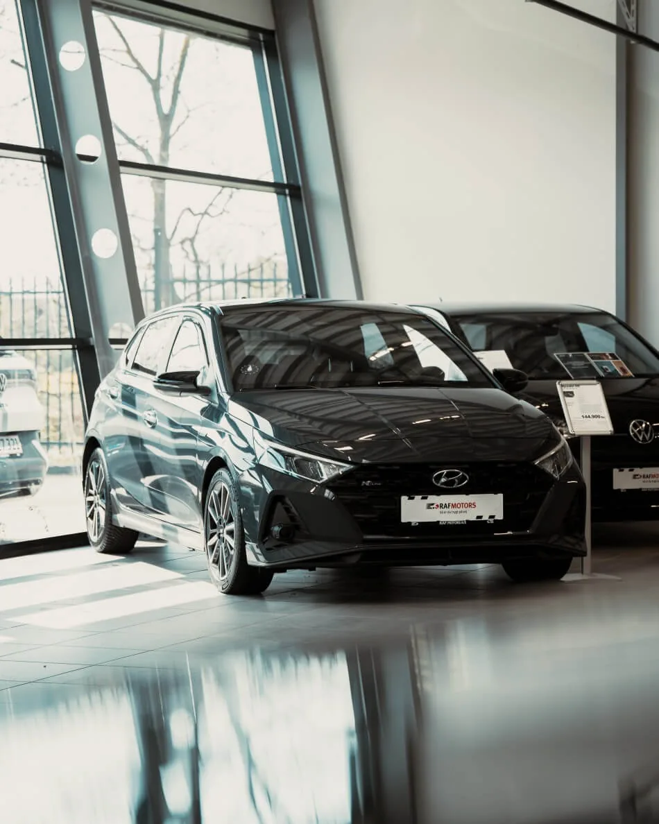 RAF Motors’ bilhus i Horsens med biler i showroomet