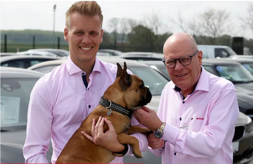 Nikolaj og Per Kirkegaard sammen foran RAF Motors med familiens hund