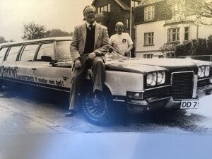 Historisk fotografi fra RAF Motors’ billedarkiv med en klassisk limousine