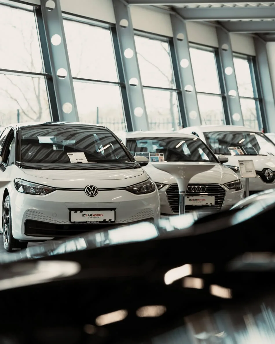 Nutidigt showroomfoto fra RAF Motors’ egen hjemmeside, illustrerer bilhusets udvikling