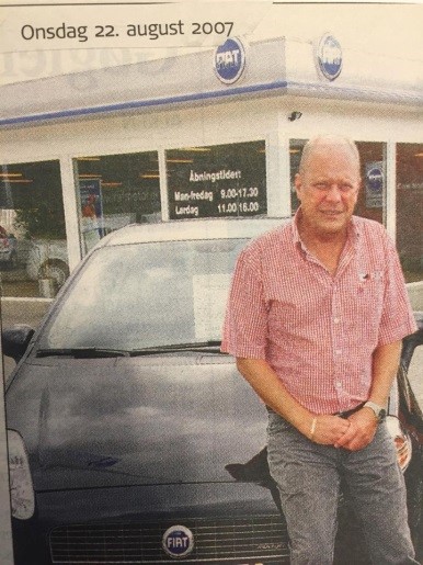 Per Kirkegaard foran bilforretningen i Skanderborg i 2007